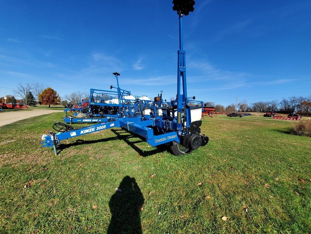 2023 Kinze 3005 Equipment Image0