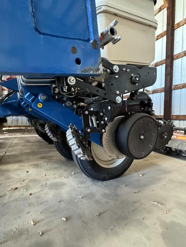 Image of Kinze 3205 equipment image 2