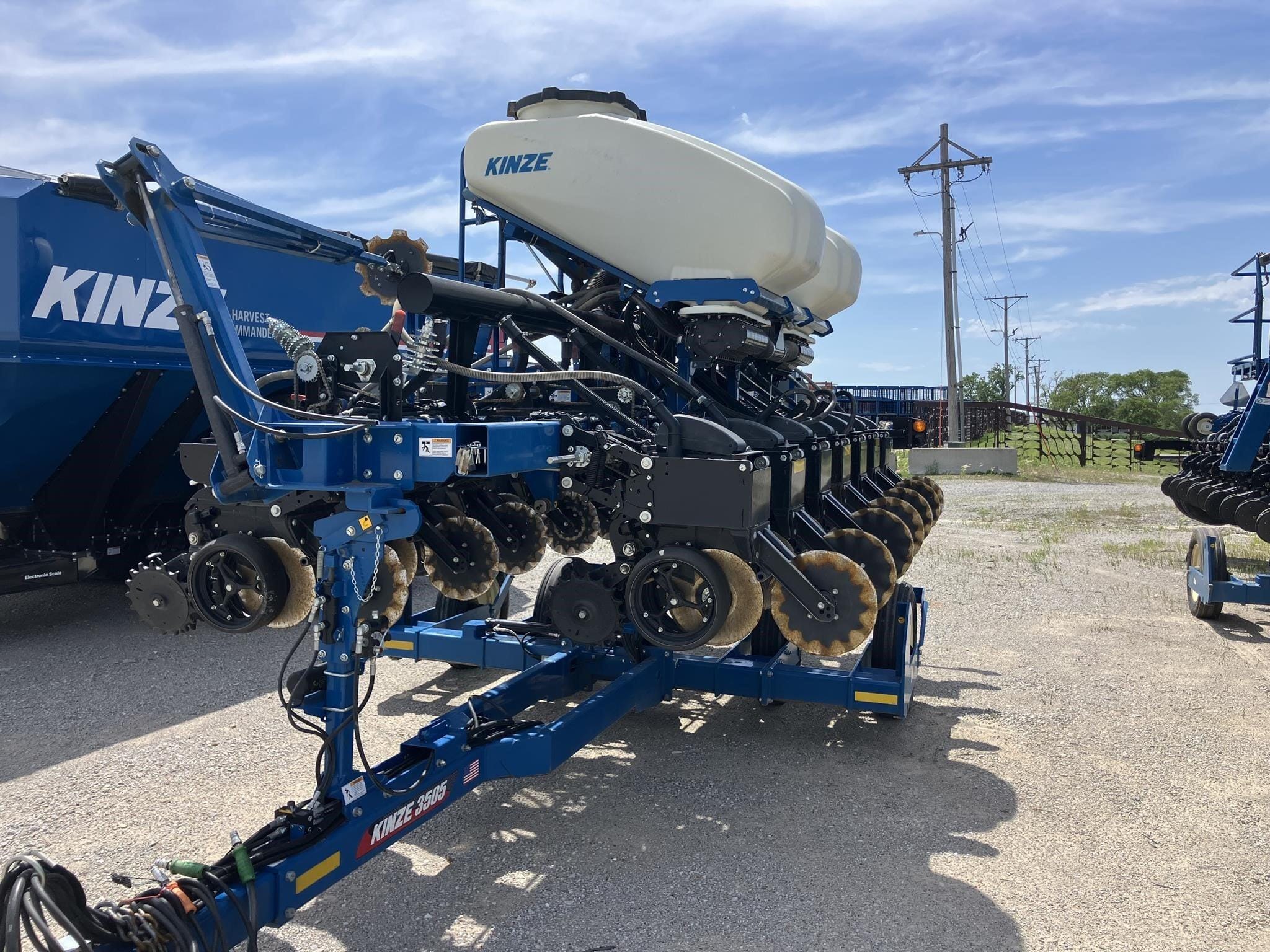 2023 Kinze 3505 Equipment Image0