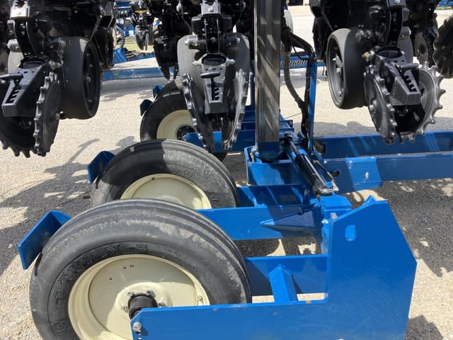 Image of Kinze 3505 equipment image 4