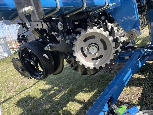 Image of Kinze 3505 equipment image 3