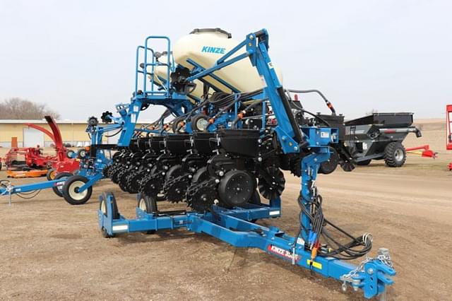 Image of Kinze 3505 equipment image 3