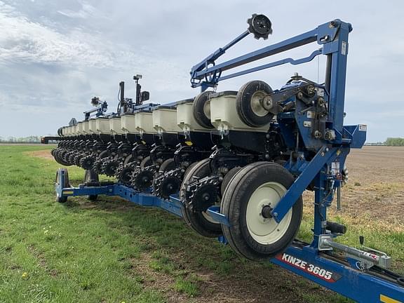 Image of Kinze 3605 equipment image 2