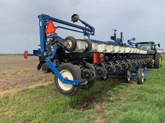 Image of Kinze 3605 equipment image 3