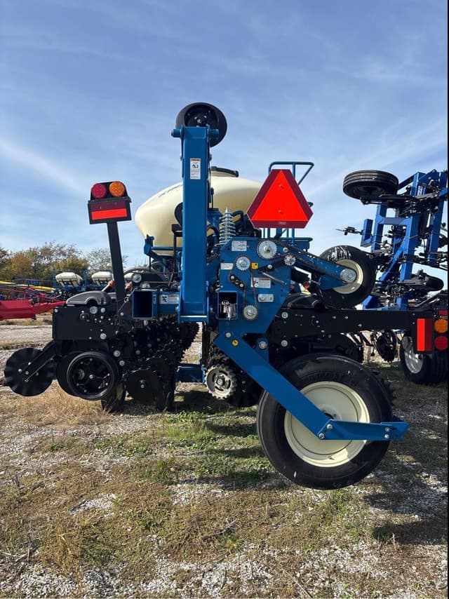 Image of Kinze 3605 equipment image 3