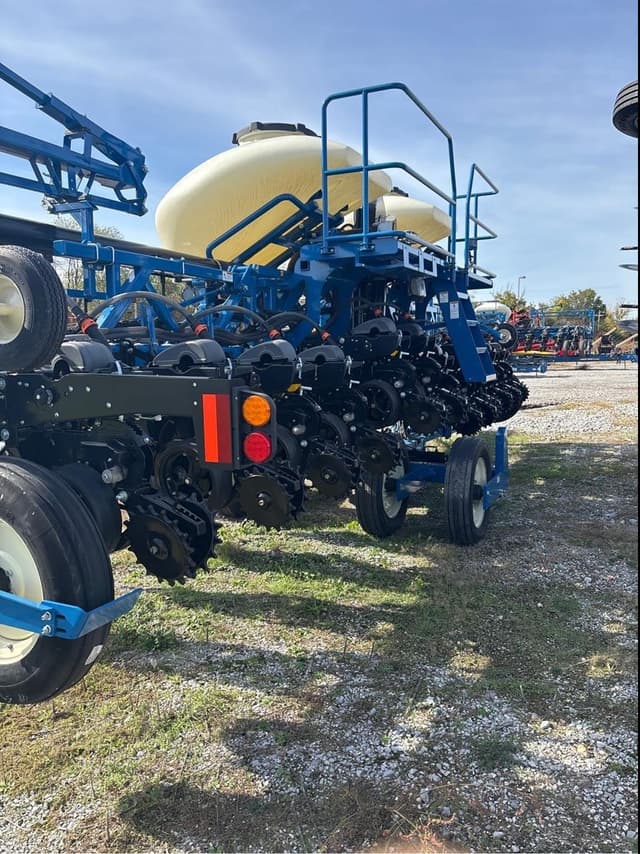 Image of Kinze 3605 equipment image 2