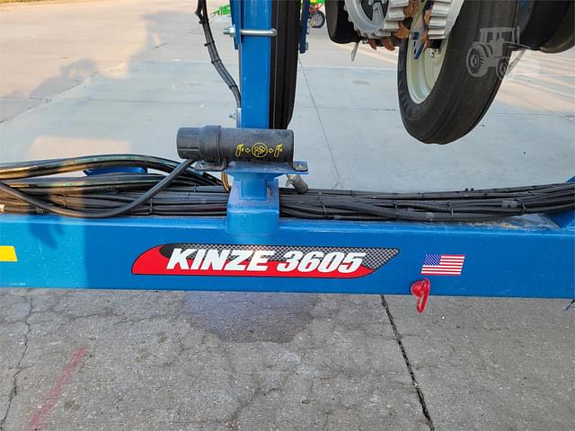 Image of Kinze 3605 equipment image 3