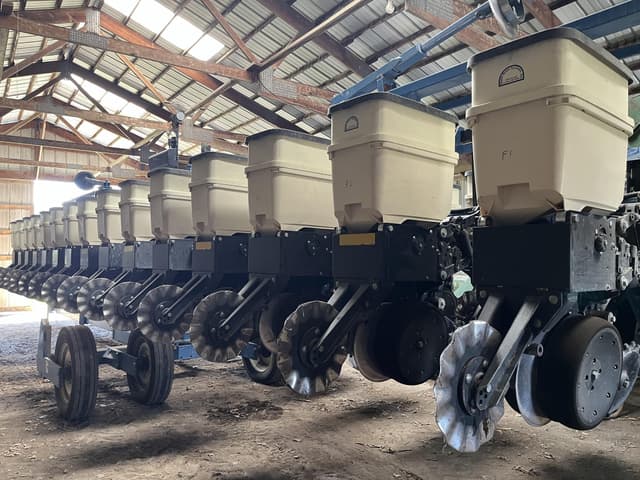 Image of Kinze 3605 equipment image 3