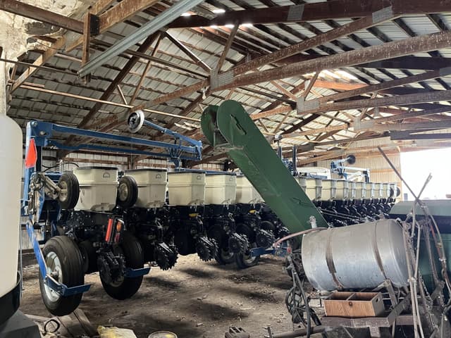 Image of Kinze 3605 equipment image 2