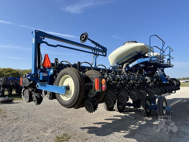 Image of Kinze 3665 equipment image 3