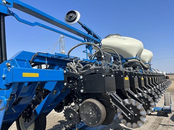 Image of Kinze 3665 equipment image 1