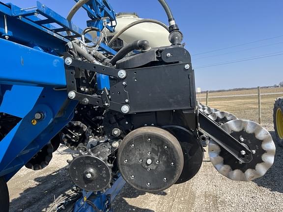 Image of Kinze 3665 equipment image 3