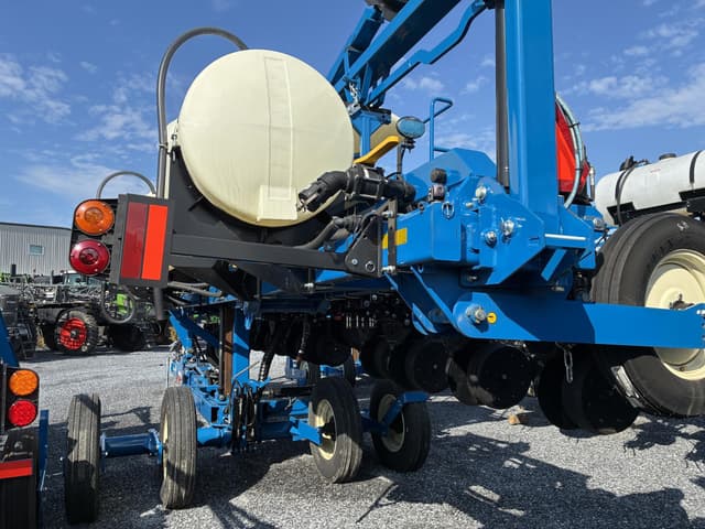 Image of Kinze 3665 equipment image 2