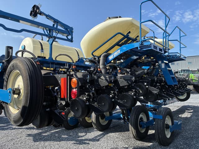 Image of Kinze 3665 equipment image 3