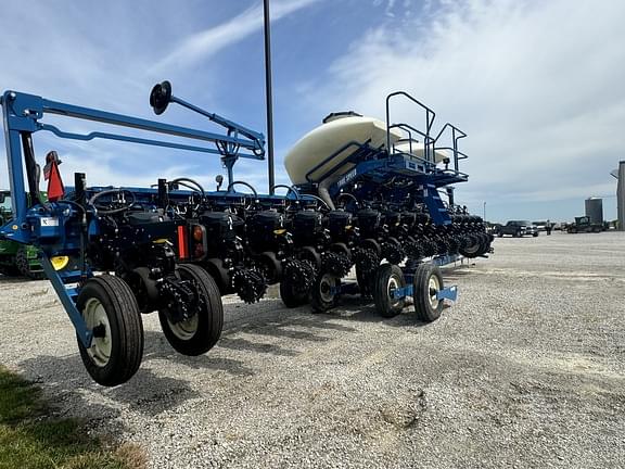 Image of Kinze 3665 equipment image 2