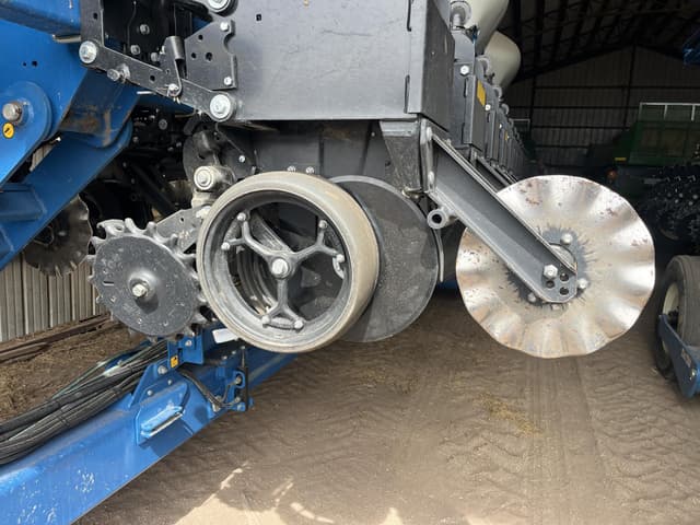 Image of Kinze 3665 equipment image 2