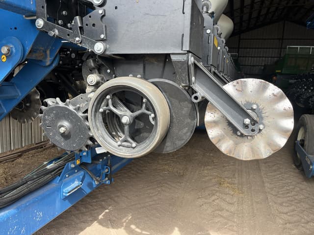 Image of Kinze 3665 equipment image 2