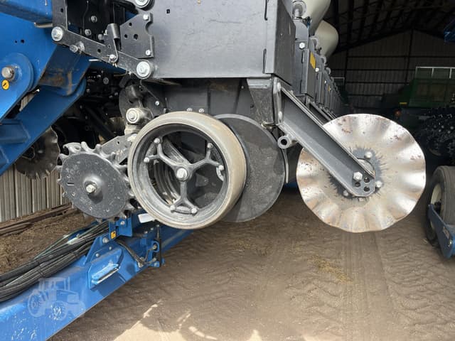Image of Kinze 3665 equipment image 2