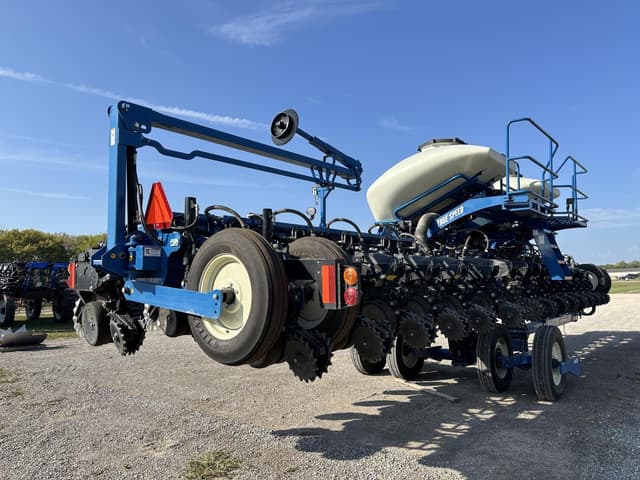 Image of Kinze 3665 equipment image 4