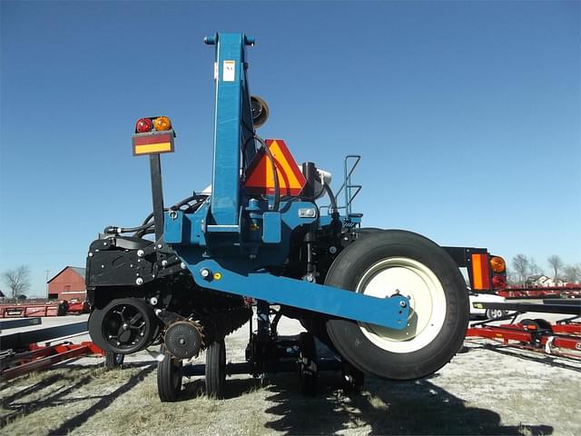 Image of Kinze 3665 equipment image 4