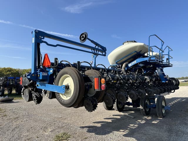 Image of Kinze 3665 equipment image 4