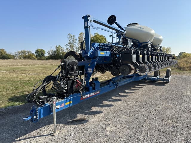 Image of Kinze 3665 equipment image 1