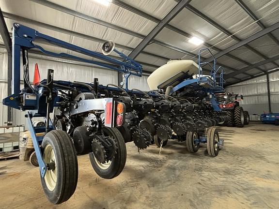 Image of Kinze 3665 equipment image 1