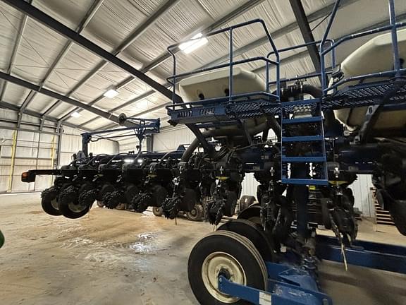 Image of Kinze 3665 equipment image 3