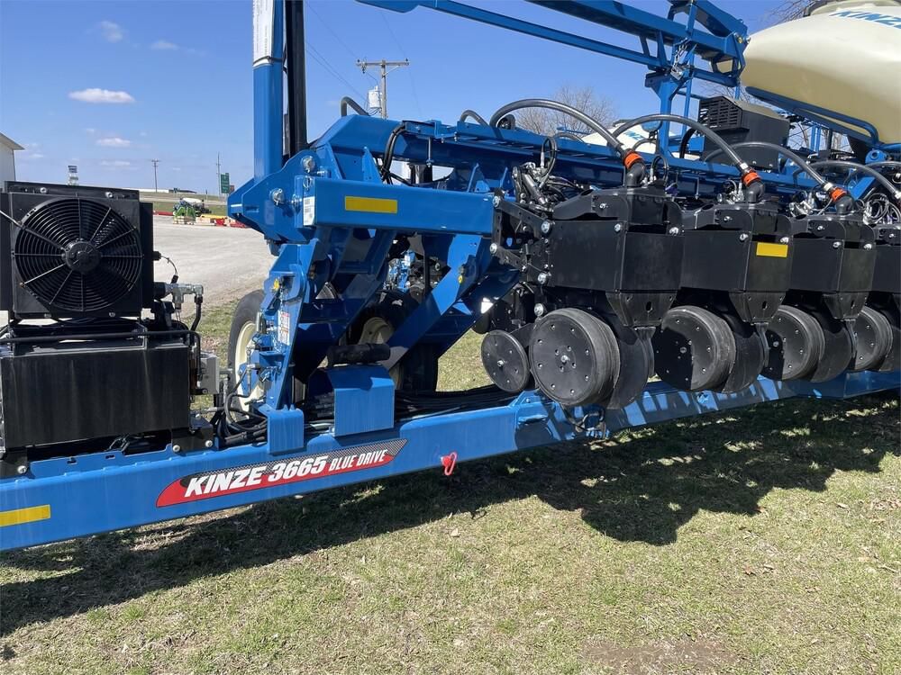 2023 Kinze 3665 Equipment Image0