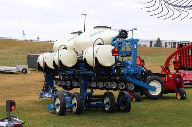 Image of Kinze 3665 equipment image 3