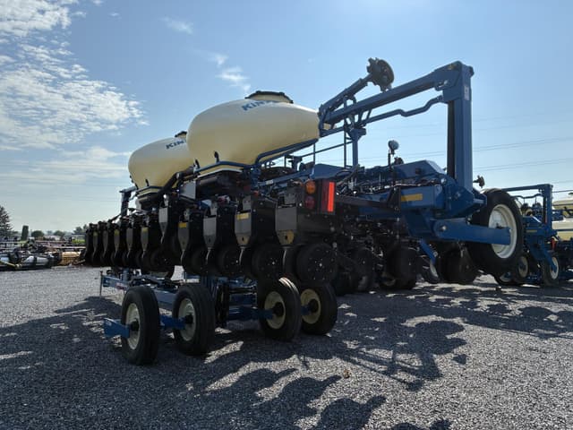 Image of Kinze 3665 equipment image 2