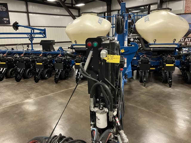 Image of Kinze 3665 equipment image 2