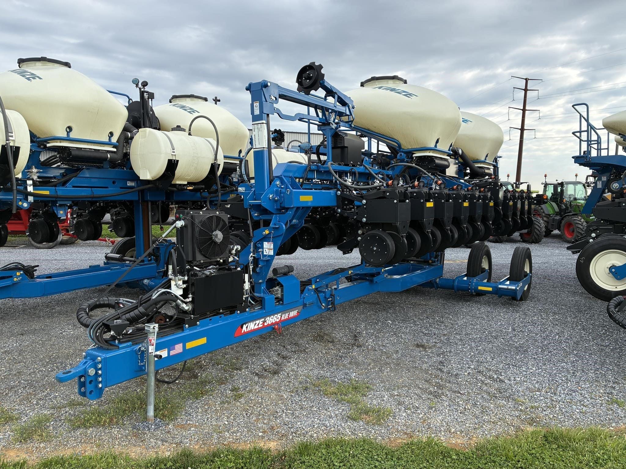 2023 Kinze 3665 Equipment Image0