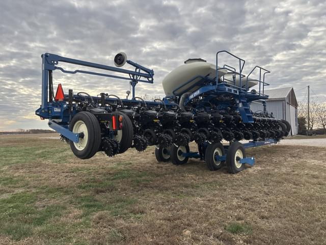 Image of Kinze 3665 equipment image 2