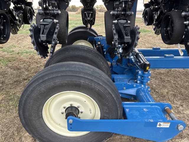 Image of Kinze 3665 equipment image 2