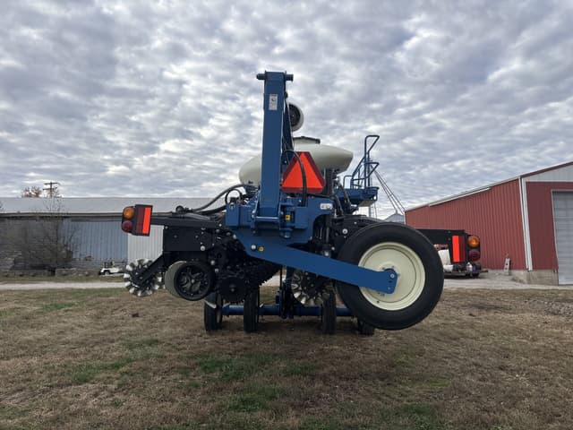 Image of Kinze 3665 equipment image 3