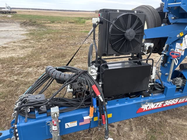 Image of Kinze 3665 equipment image 3