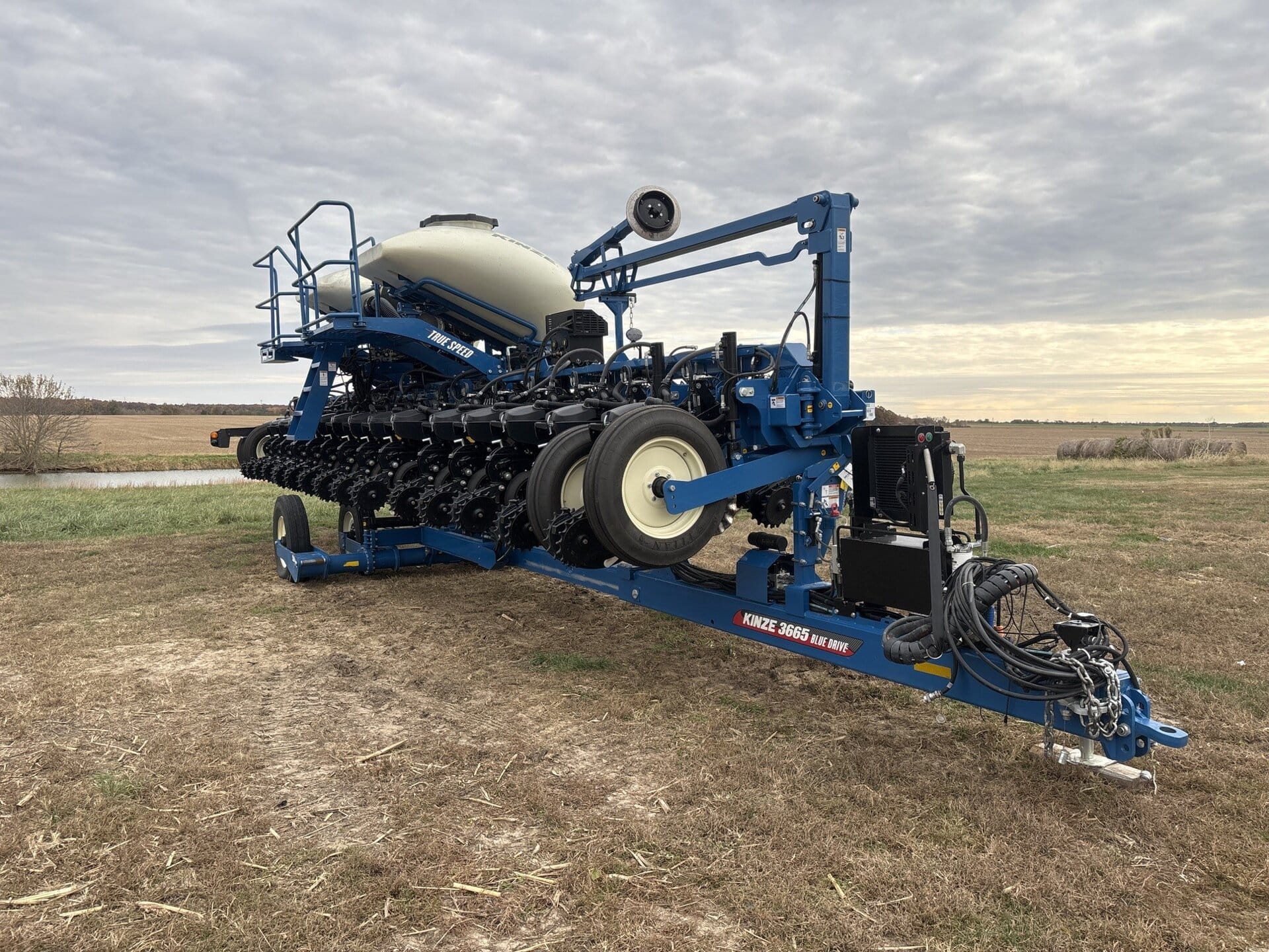 2023 Kinze 3665 Equipment Image0