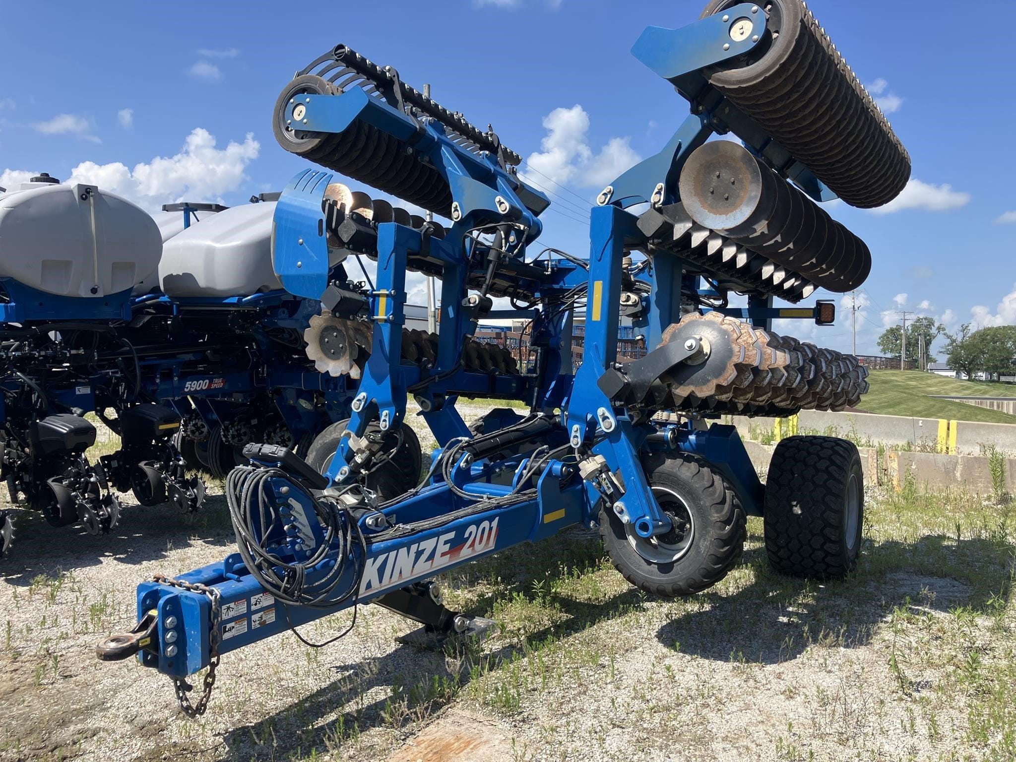 2023 Kinze Mach Till 201 Equipment Image0