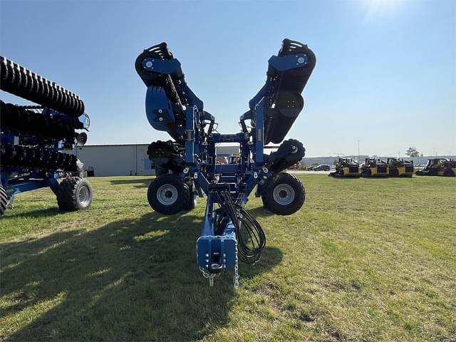 Image of Kinze Mach Till 261 equipment image 3