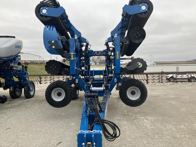 Image of Kinze Mach Till 261 equipment image 3