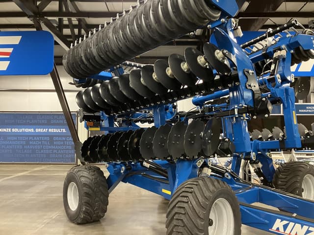 Image of Kinze Mach Till 302 equipment image 4