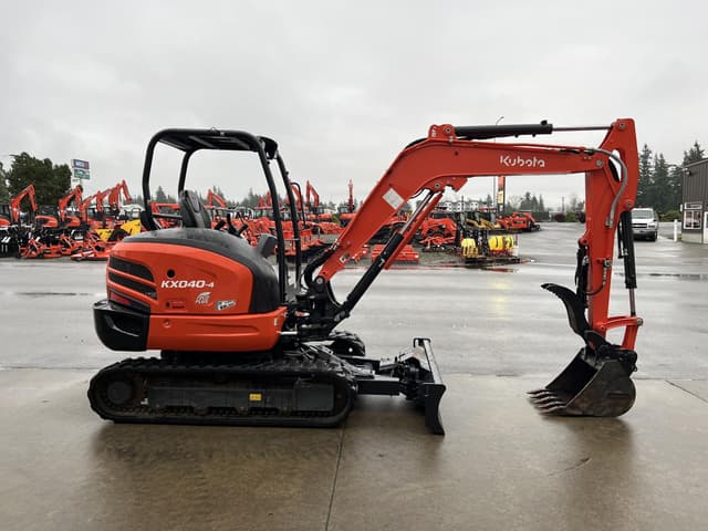 Image of Kubota KX040-4 equipment image 4