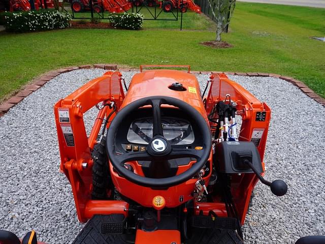 Image of Kubota L3302DT equipment image 2