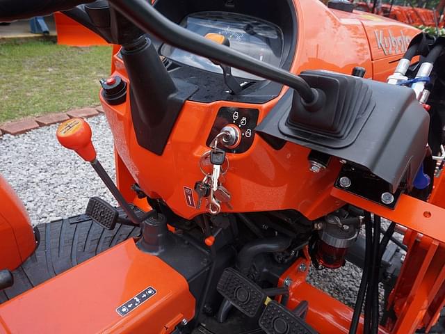 Image of Kubota L3302DT equipment image 4