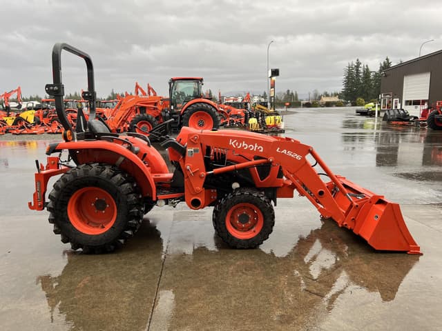 Image of Kubota L3302HST equipment image 4
