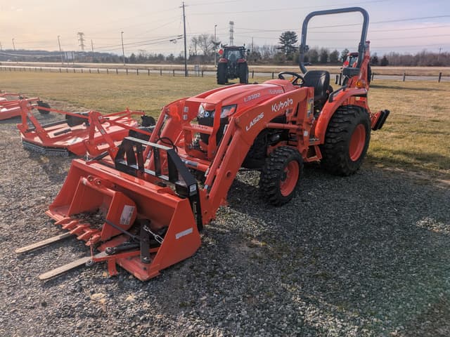 Image of Kubota L3302HST equipment image 2