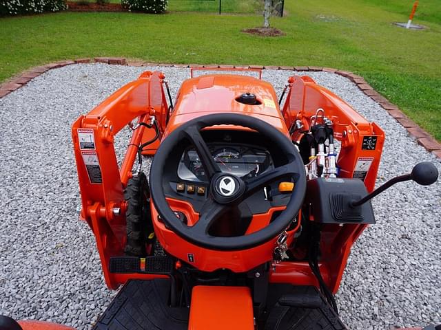 Image of Kubota L3302HST equipment image 2