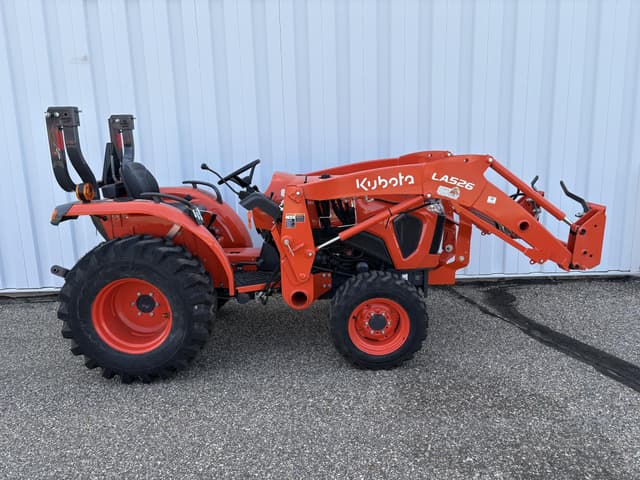 Image of Kubota L3902HST equipment image 4