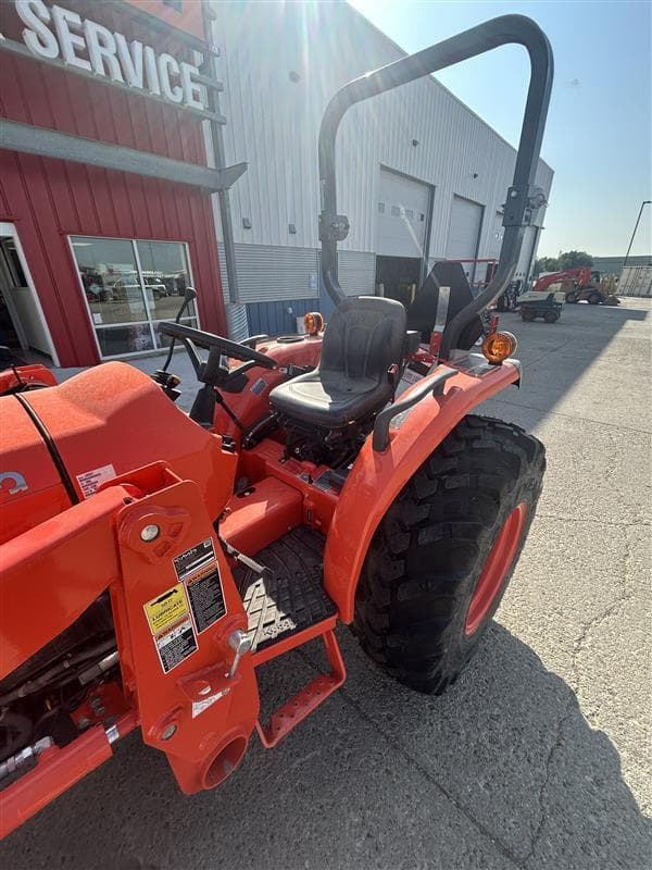 Image of Kubota L3902HST equipment image 4